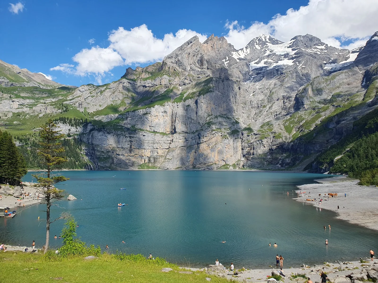 Panorama über den Oeschinensee im Berner Oberland